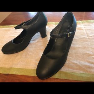 Classic Capezio 3” Mary Janes in 9W